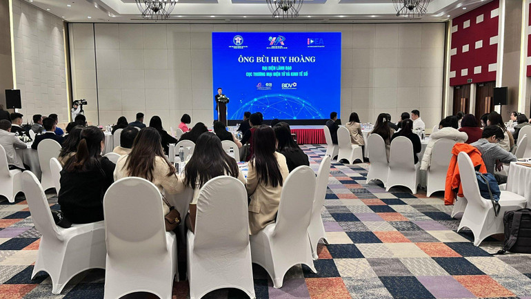 Ông Bùi Huy Hoàng, Phó Giám đốc Trung tâm Tin học và Công nghệ số, Cục Thương mại điện tử và Kinh tế số, Bộ Công thương phát biểu tại Hội nghị.