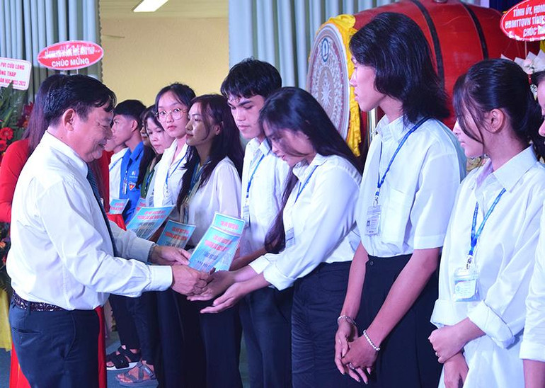 Hiệu trưởng Trường đại học Đồng Tháp trao học bổng cho sinh viên nhà trường Hiệu trưởng Trường đại học Đồng Tháp trao học bổng cho sinh viên nhà trường