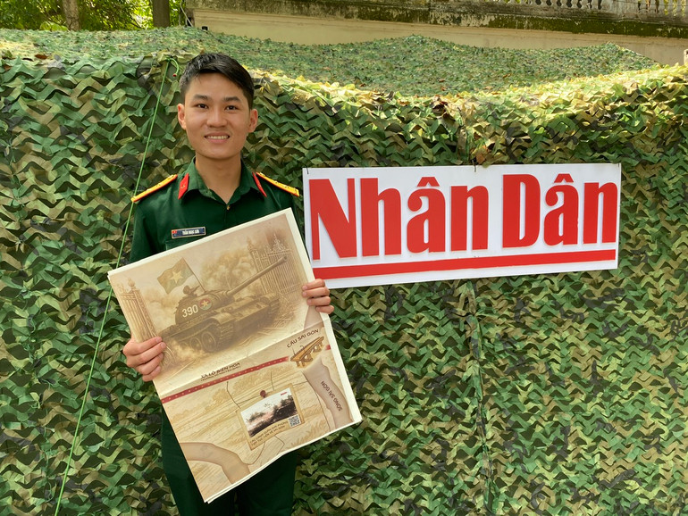 Anh Trần Ngọc Sơn (công tác tại Lữ đoàn 382, Quân khu 1) vui mừng nhận phụ san để dành tặng ông ngoại. (ẢNH: ĐỖ THOA) Anh Trần Ngọc Sơn (công tác tại Lữ đoàn 382, Quân khu 1) vui mừng nhận phụ san để dành tặng ông ngoại. (ẢNH: ĐỖ THOA)