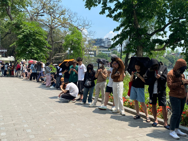 Đến 11 giờ trưa ngày 2/5, dòng người vẫn "đội nắng" xếp hàng để nhận phụ san của Báo Nhân Dân. (Ảnh: ĐỖ THOA) Đến 11 giờ trưa ngày 2/5, dòng người vẫn "đội nắng" xếp hàng để nhận phụ san của Báo Nhân Dân. (Ảnh: ĐỖ THOA)