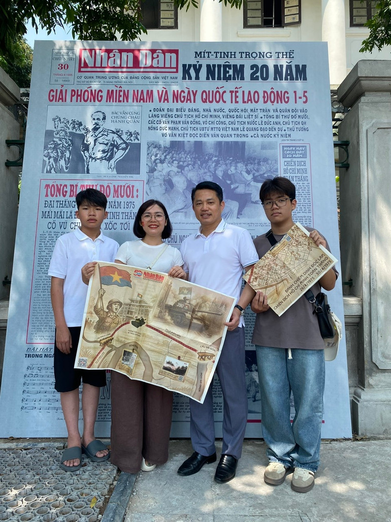 Gia đình chị Ngọc Bích ở tỉnh Vĩnh Phúc đến tham quan triển lãm và cùng check-in. (Ảnh: ĐỖ THOA) Gia đình chị Ngọc Bích ở tỉnh Vĩnh Phúc đến tham quan triển lãm và cùng check-in. (Ảnh: ĐỖ THOA)