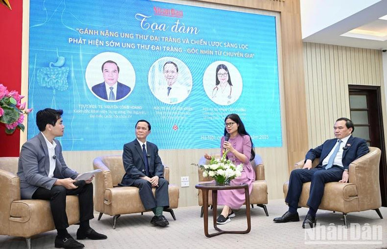 Các diễn giả tham dự tọa đàm "Chiến lược sàng lọc, chẩn đoán và điều trị ung thư đại trực tràng tại Việt Nam". (Ảnh: THÀNH ĐẠT)