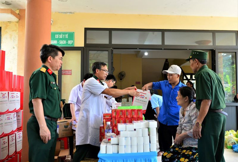 Cấp phát thuốc miễn phí cho người dân sau khi khám bệnh.