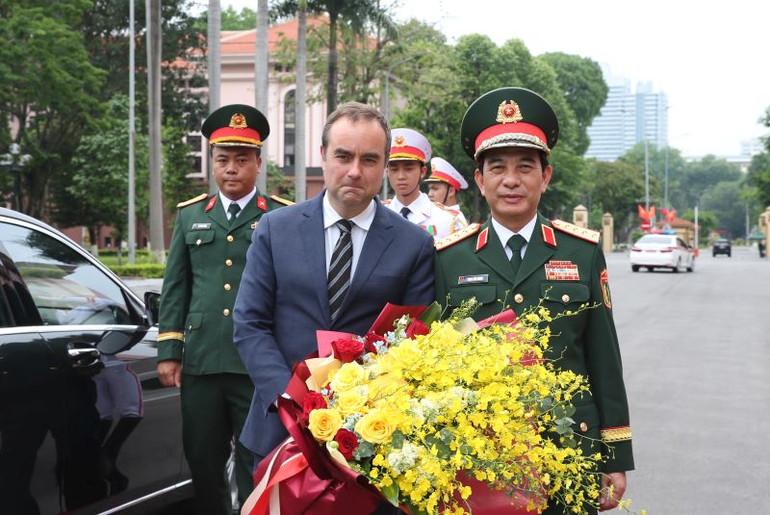 Bộ trưởng Quốc phòng Phan Văn Giang đón Bộ trưởng Quân đội Pháp Sébastien Lecornu.