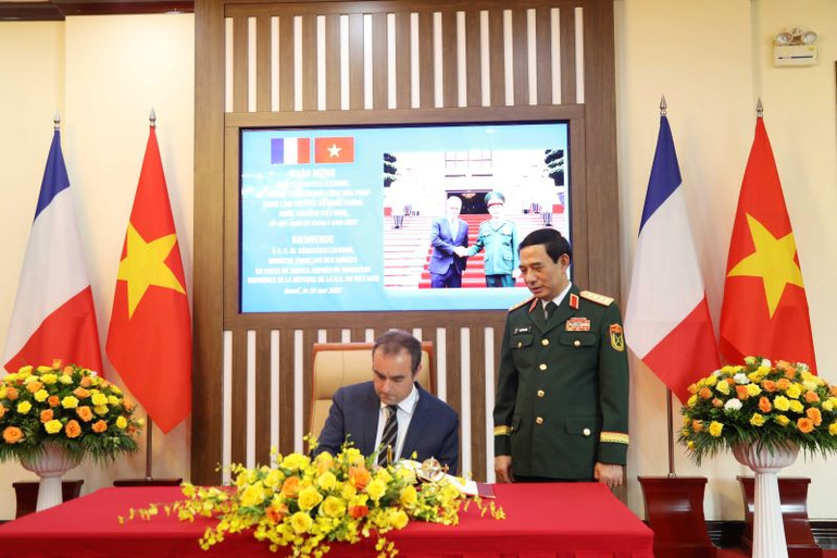 Bộ trưởng Quân đội Pháp Sébastien Lecornu ghi sổ lưu niệm tại Trụ sở Bộ Quốc phòng Việt Nam.