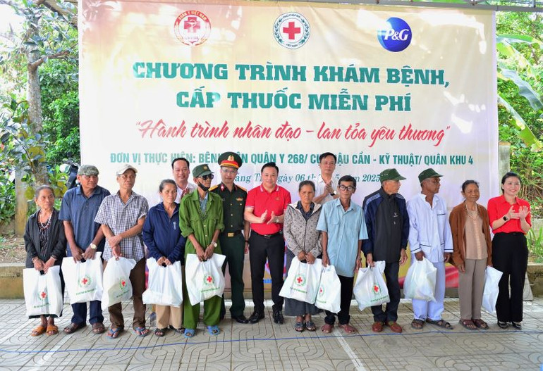 Đại điện Cục Quân y, Bệnh viện Quân y 268 và Hội Chữ thập đỏ tỉnh Quảng Trị trao quà cho các gia đình chính sách trên địa bàn.