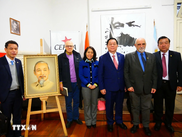 Quyền Tổng Bí thư Đảng Cộng sản Argentina Jorge Kneyness phát biểu tại hội thảo mang tên “Chủ tịch Hồ Chí Minh và quan hệ Việt Nam-Mỹ Latin” được tổ chức ngày 22/8 tại Trung tâm Nghiên cứu Đào tạo Chủ nghĩa Marx (CEFMA) ở thủ đô Buenos Aires. Ảnh: TTXVN