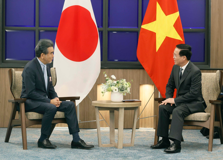 Chủ tịch nước Võ Văn Thưởng và giáo sư Mitsuo Ochi, Hiệu trưởng Trường đại học Hiroshima. (Ảnh: TTXVN)