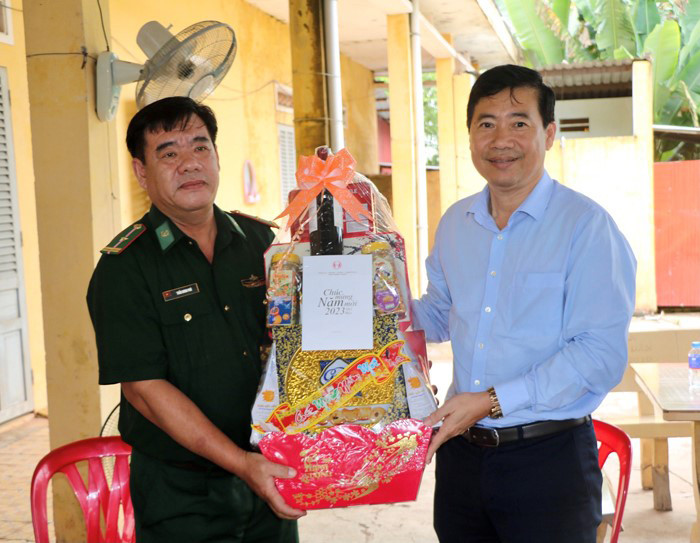 Chủ tịch UBND tỉnh Đồng Tháp Phạm Thiện Nghĩa thăm, chúc Tết tại Trạm kiểm soát biên phòng Mộc Rá. (Ảnh: Việt Tiến)