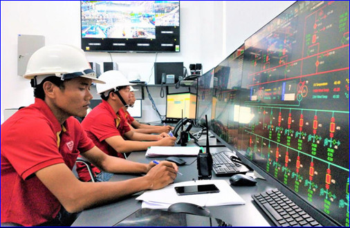 Những cán bộ kỹ sư đo cường độ năng lượng mặt trời với sơ đồ nối điện trên màn hình HMI.