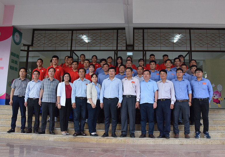 Bí thư Tỉnh ủy Đồng Tháp và đoàn chúc Tết chụp ảnh lưu niệm với các vận động viên, huấn luyện viên Đồng Tháp.