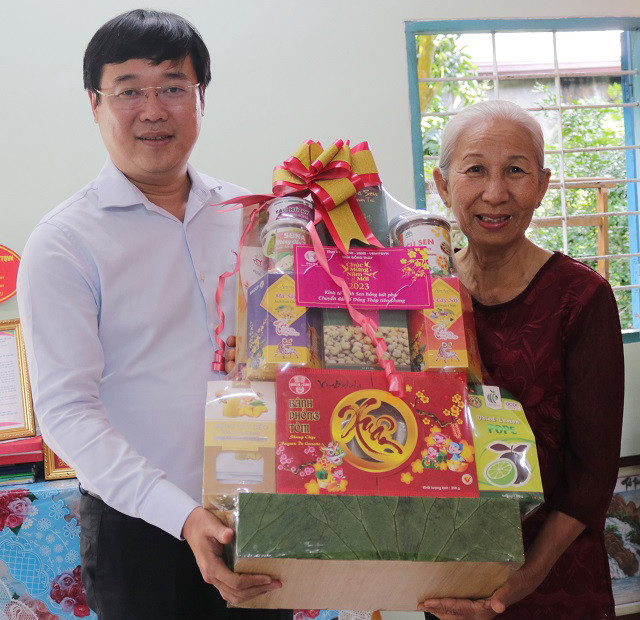 Bí thư Tỉnh ủy Đồng Tháp Lê Quốc Phong chúc Tết và trao quà cho cô Huỳnh Thị Thu. (Ảnh: MỸ XUYÊN)