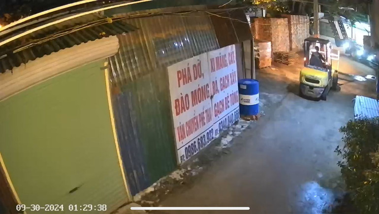 Xe ô-tô chở gạch, cát ra vào bãi vật liệu xây dựng “đánh thức” cả khu phố.