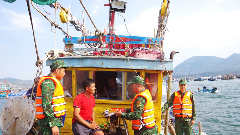 Cán bộ, chiến sĩ Bộ đội biên phòng tuyên truyền, phổ biến pháp luật cho ngư dân. (Ảnh: Bộ đội biên phòng tỉnh Khánh Hòa)