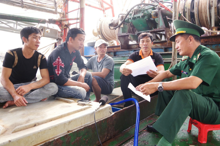 Cán bộ, chiến sĩ BĐBP tuyên truyền, vận động ngư dân chấp hành nghiêm các quy định về chống khai thác IUU. (Ảnh: Bộ đội biên phòng tỉnh Khánh Hòa)