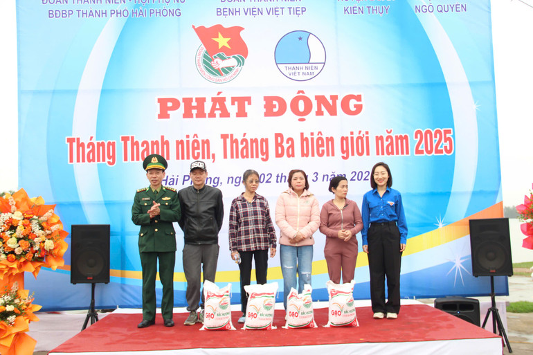 BĐBP thành phố và Quận đoàn Ngô Quyền trao gạo, tặng nhân dân trên địa bàn.