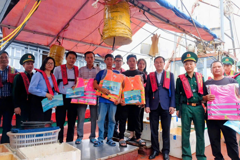 Cán bộ, chiến sĩ BĐBP thành phố Hải Phòng trao áo phao, tặng ngư dân.