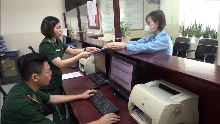 Cán bộ biên phòng Cửa khẩu cảng kiểm soát phương tiện xuất nhập cảnh tại cảng Hải Phòng.