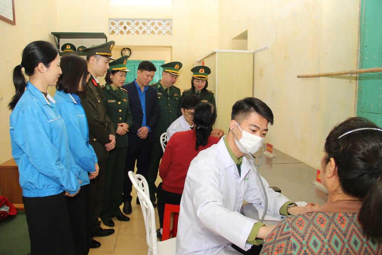 Tư vấn chăm sóc sức khỏe cho người dân.