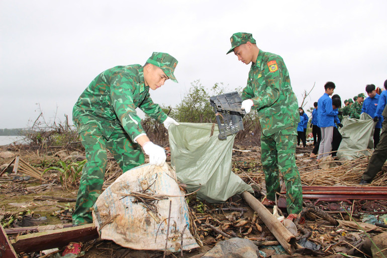 Đoàn viên thanh niên BĐBP thành phố thu gom, xử lý rác thải.