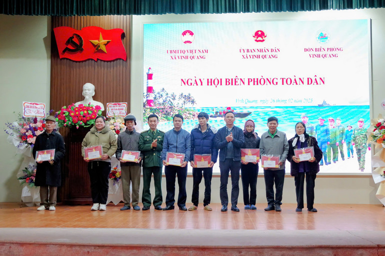 Lãnh đạo UBMT Tổ quốc Việt Nam thành phố Hải Phòng và lãnh đạo Bộ đội Biên phòng thành phố tặng quà các gia đình có hoàn cảnh khó khăn.