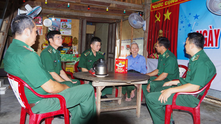 Đồn Biên phòng Cam Ranh tri ân gia đình chính sách nhân kỷ niệm 50 năm Ngày Giải phóng miền nam, thống nhất đất nước (30/4/1975-30/4/2025). (Ảnh: Bộ đội biên phòng tỉnh Khánh Hòa)