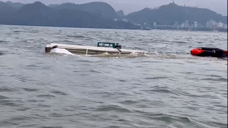 Tàu Việt Anh 26 đang chìm trên vùng biển Cát Bà.