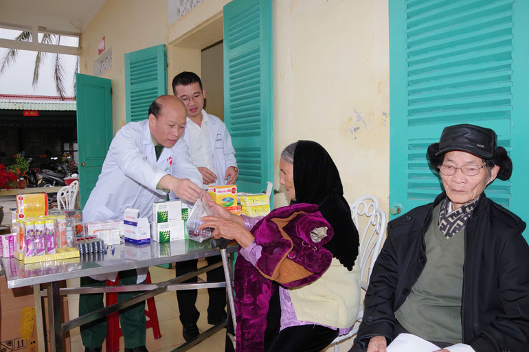 Khám bệnh, cấp phát thuốc cho nhân dân.