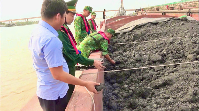 Tổ tuần tra Bộ đội Biên phòng Hải Phòng kiểm tra tàu chở than.