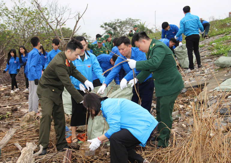 Đoàn viên thanh niên tham gia thu gom, xử lý rác thải, làm sạch đường bờ biển.
