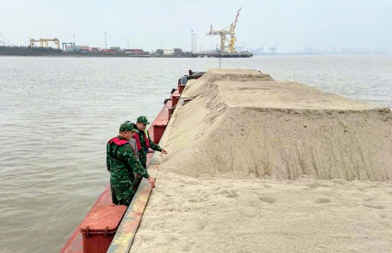 Phương tiện chở cát vi phạm bị lực lượng Biên phòng Hải Phòng bắt giữ.