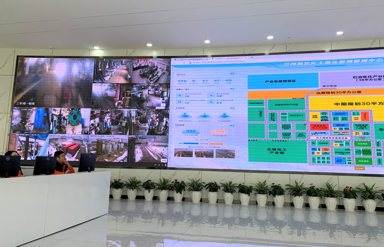 Công nghệ số được áp dụng trong giám sát, quản lý ở khu công nghiệp hóa chất xanh thành phố Lan Châu. (Ảnh: HỮU HƯNG)