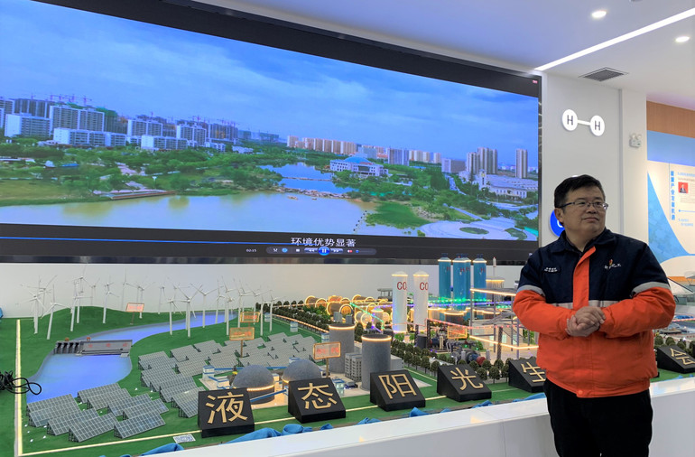 Đại diện Khu mới thành phố Lan Châu giới thiệu về quy trình công nghệ sản xuất Methanol. (Ảnh: HỮU HƯNG) Đại diện Khu mới thành phố Lan Châu giới thiệu về quy trình công nghệ sản xuất Methanol. (Ảnh: HỮU HƯNG)