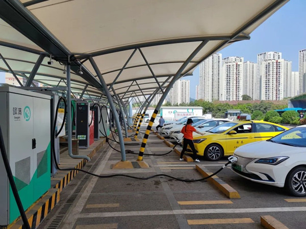 Một trạm sạc cho ô-tô năng lượng mới ở thành phố Trùng Khánh. (Ảnh: People.com.cn) Một trạm sạc cho ô-tô năng lượng mới ở thành phố Trùng Khánh. (Ảnh: People.com.cn)