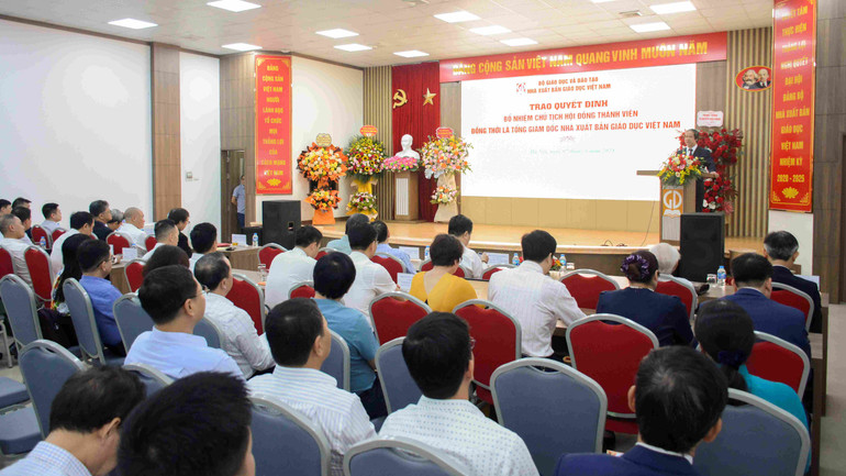 Quang cảnh buổi lễ trao quyết định.