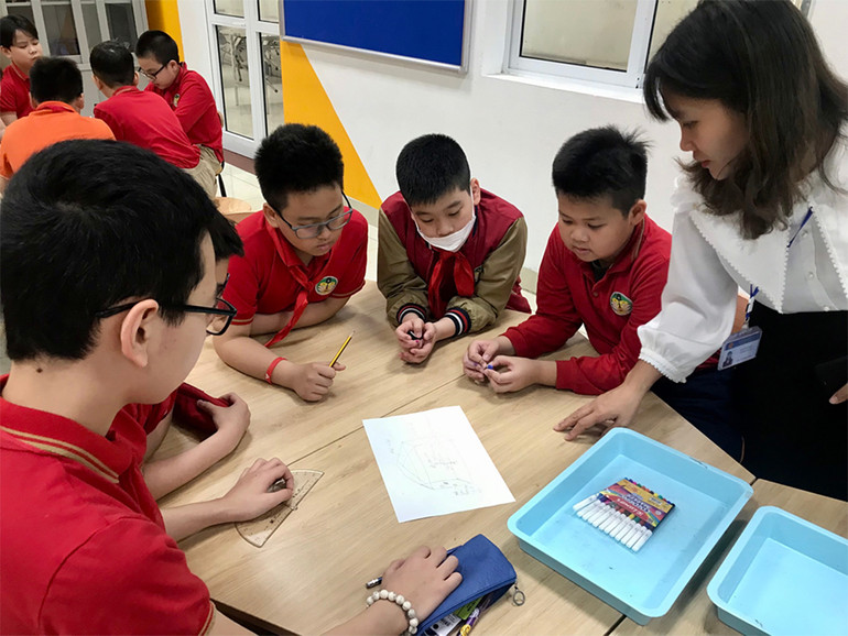 Tiết học STEM của học sinh lớp 5 tại trường tiểu học Tràng An, quận Hoàn Kiếm, Hà Nội. (Ảnh LAN HƯƠNG)