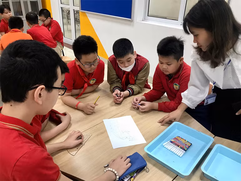 Tiết học STEM của học sinh lớp 5 tại trường tiểu học Tràng An, quận Hoàn Kiếm, Hà Nội. (Ảnh LAN HƯƠNG)