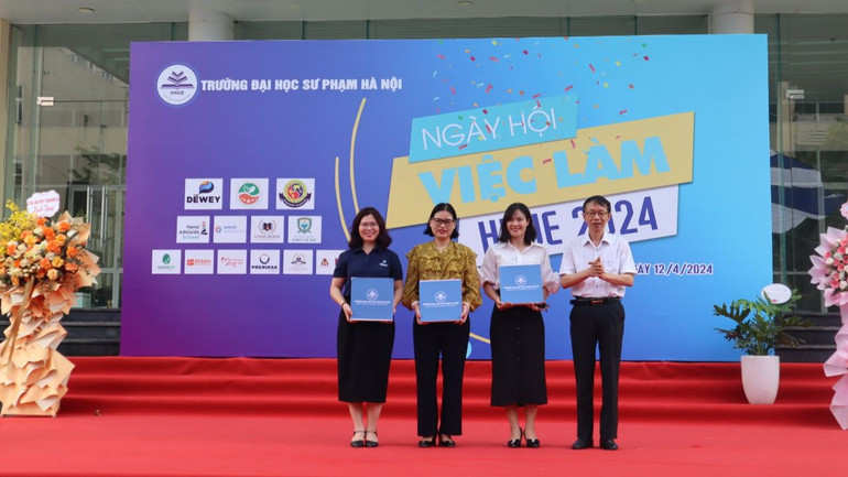 GS, TS Nguyễn Văn Minh, Hiệu trưởng Trường đại học Sư phạm, cảm ơn các nhà tài trợ, nhà tuyển dụng tham gia ngày hội việc làm. GS, TS Nguyễn Văn Minh, Hiệu trưởng Trường đại học Sư phạm, cảm ơn các nhà tài trợ, nhà tuyển dụng tham gia ngày hội việc làm.