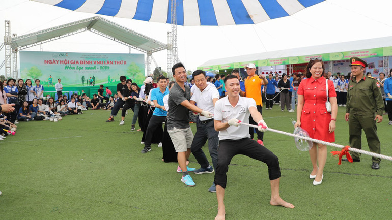 Hoạt động thi kéo co tại ngày hội.