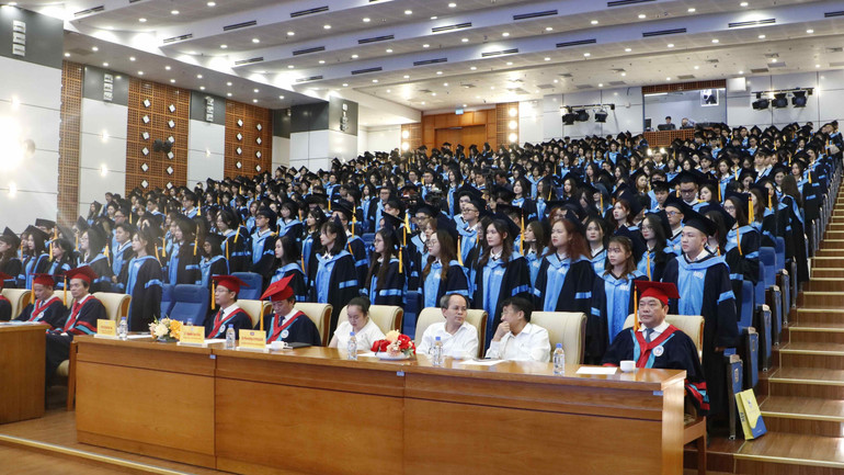 Các tân cử nhân trong lễ trao bằng