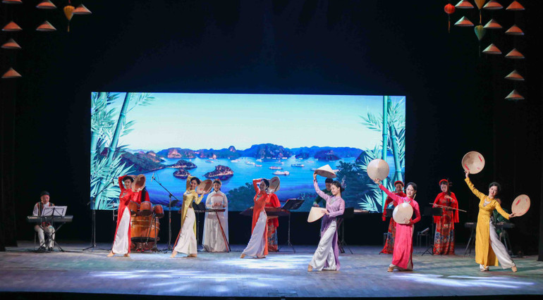 Nghệ sĩ biểu diễn tiết mục tại chương trình nghệ thuật. Nghệ sĩ biểu diễn tiết mục tại chương trình nghệ thuật.