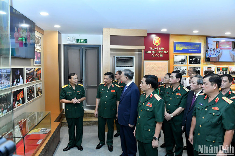 Tổng Bí thư, Chủ tịch nước Tô Lâm thăm phòng truyền thống của Học viện Quốc phòng