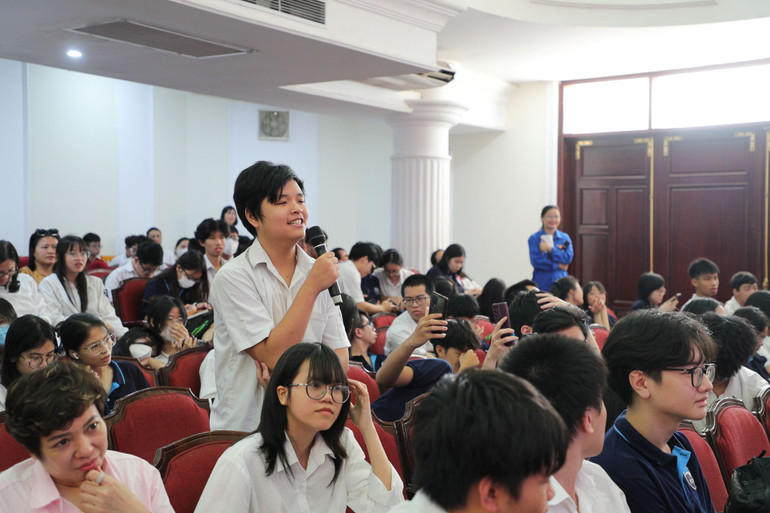 Học sinh THPT đặt câu hỏi về lựa chọn ngành nghề trong ngày hội tư vấn tuyển sinh. Học sinh THPT đặt câu hỏi về lựa chọn ngành nghề trong ngày hội tư vấn tuyển sinh.