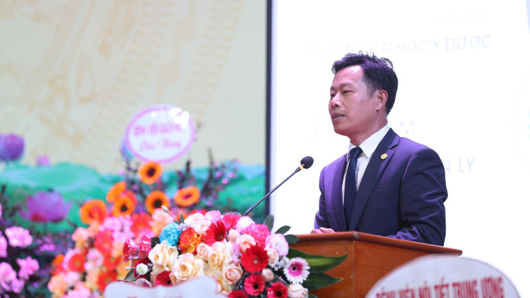 GS, TS Lê Quân phát biểu chúc mừng các cán bộ, giảng viên, sinh viên Trường đại học Y Dược nhân ngày Thầy thuốc Việt Nam.