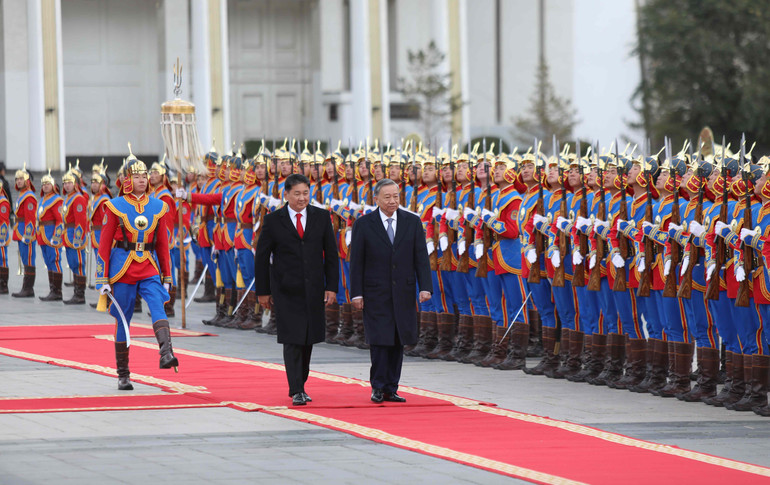 Tổng Bí thư, Chủ tịch nước Tô lâm và Tổng thống Mông Cổ Ukhnaagiin Khurelsukh duyệt Đội Danh dự. Tổng Bí thư, Chủ tịch nước Tô lâm và Tổng thống Mông Cổ Ukhnaagiin Khurelsukh duyệt Đội Danh dự.