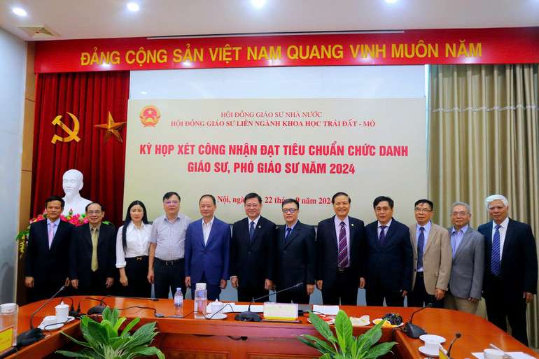 Thành viên Hội đồng Giáo sư liên ngành Khoa học Trái đất - Mỏ và đại biểu chuẩn bị công tác xét tiêu chuẩn GS, PGS.