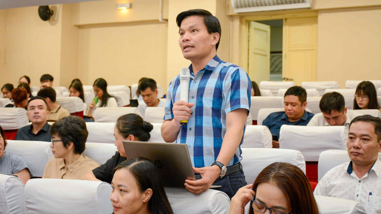 Nhà giáo tham luận tại tọa đàm.