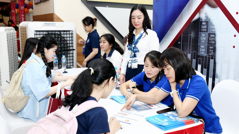 Thí sinh tìm hiểu, nghe về tư vấn ngành, chương trình đào tạo