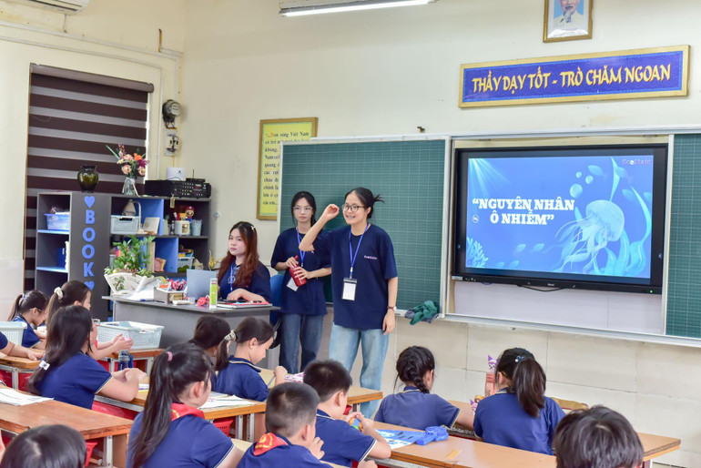 Phòng học 3 với chủ đề “Xanh hóa rác thải” mang đến cho các em học sinh kiến thức về lợi ích của phân loại rác và cách phân loại chúng.