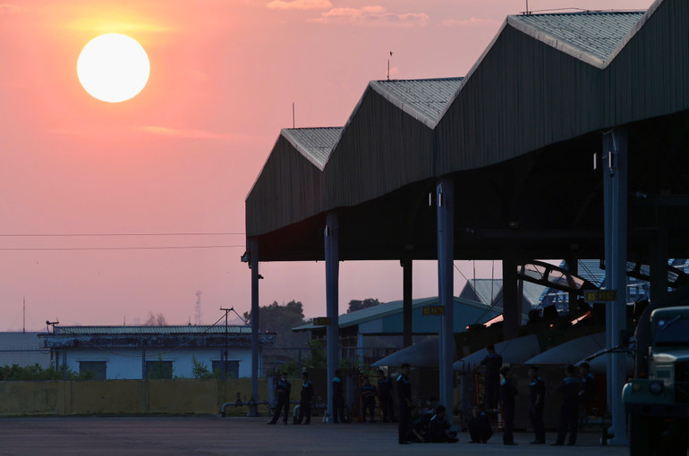 3 giờ sáng, khi mọi người còn say giấc, các nhân viên kỹ thuật đã bắt đầu công tác kiểm tra thiết bị bay một cách tỉ mỉ theo quy trình. Không được để xảy ra sai sót, đó là mệnh lệnh. 3 giờ sáng, khi mọi người còn say giấc, các nhân viên kỹ thuật đã bắt đầu công tác kiểm tra thiết bị bay một cách tỉ mỉ theo quy trình. Không được để xảy ra sai sót, đó là mệnh lệnh.